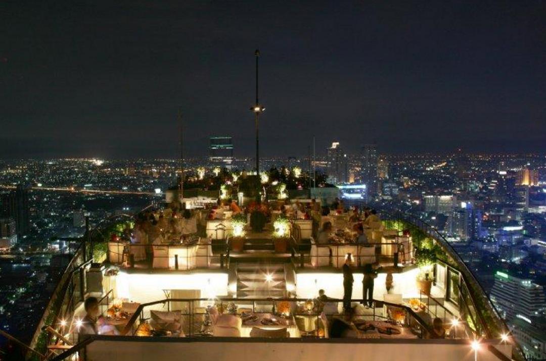 Vertigo & Moon Bar – (Tầng 61)